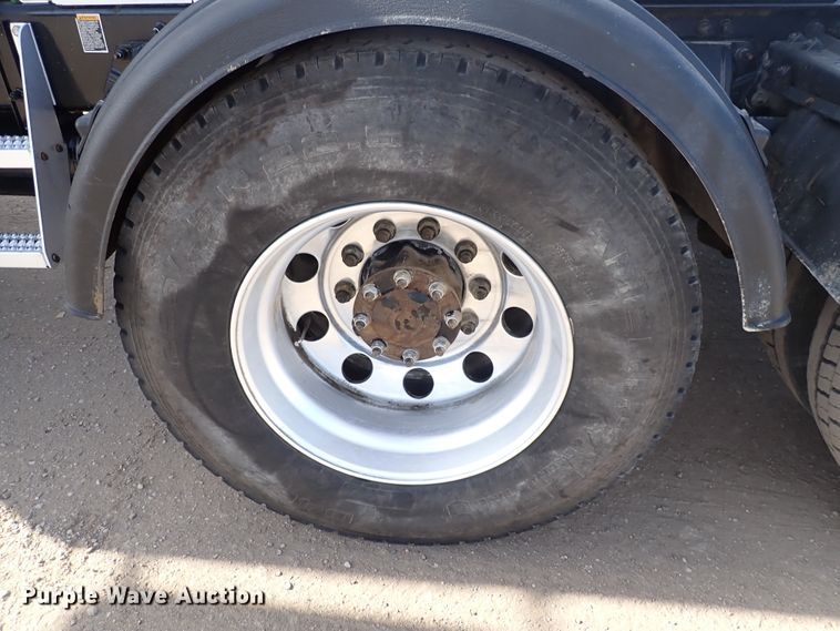 image for item DN2409 2014 Peterbilt 384  semi truck