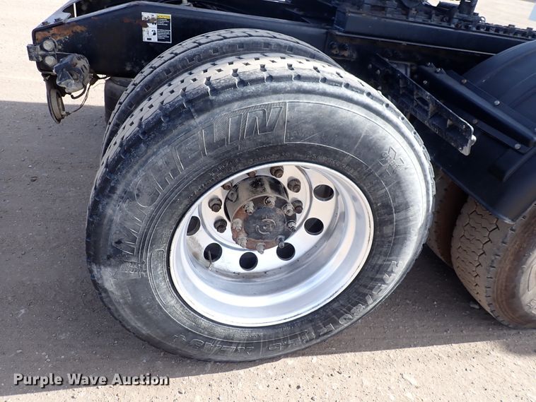 image for item DN2409 2014 Peterbilt 384  semi truck