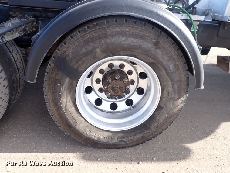 image for item DN2409 2014 Peterbilt 384  semi truck