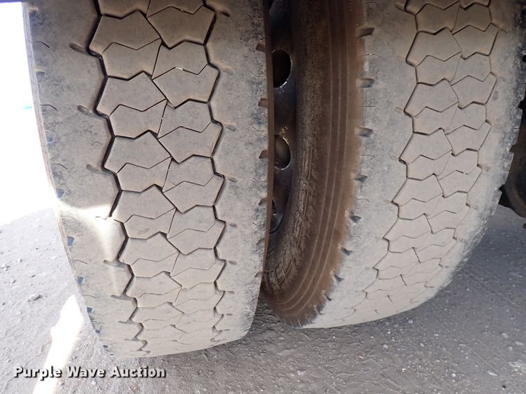 image for item DN2409 2014 Peterbilt 384  semi truck