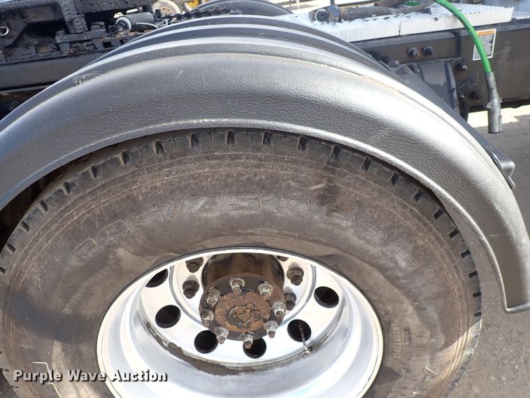 image for item DN2409 2014 Peterbilt 384  semi truck