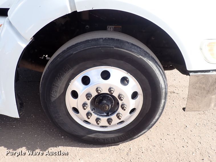 image for item DN2409 2014 Peterbilt 384  semi truck