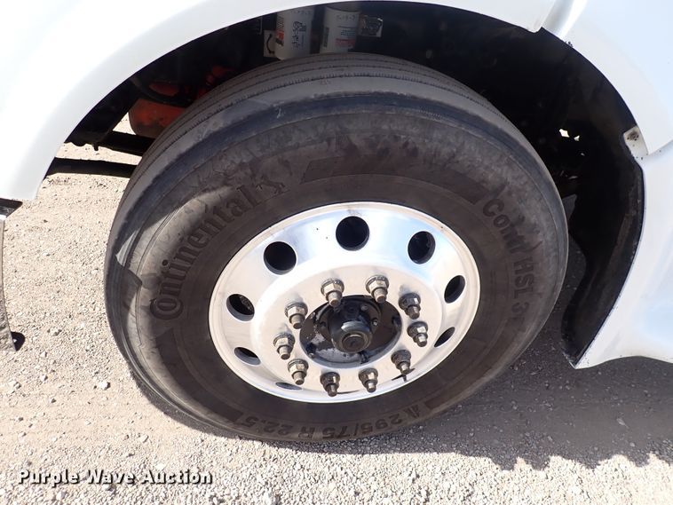 image for item DN2409 2014 Peterbilt 384  semi truck