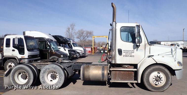 image for item DN2417 2015 Freightliner M2 112  semi truck