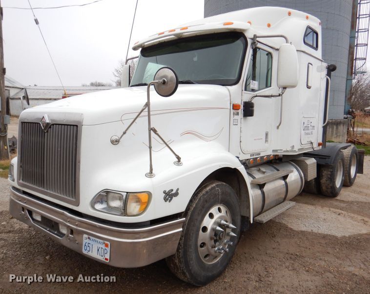 image for item DN2539 2004 International 9400  semi truck