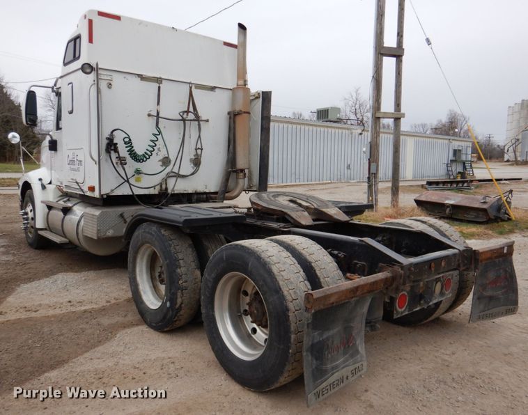 image for item DN2539 2004 International 9400  semi truck