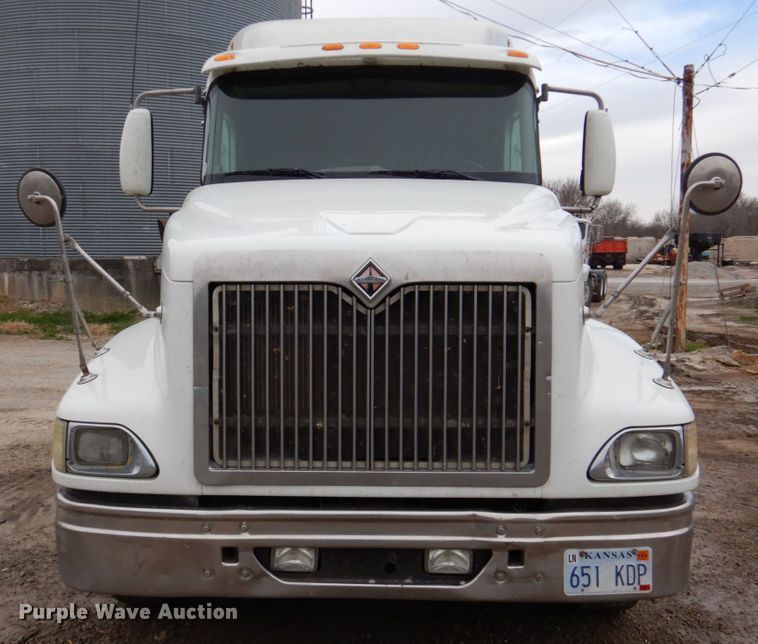 image for item DN2539 2004 International 9400  semi truck