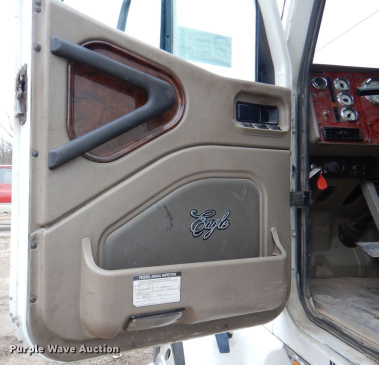 image for item DN2539 2004 International 9400  semi truck