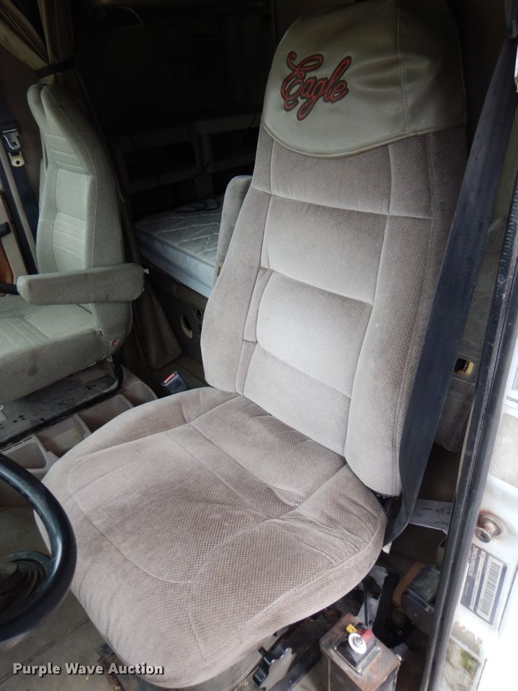 image for item DN2539 2004 International 9400  semi truck