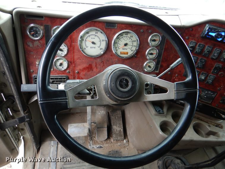 image for item DN2539 2004 International 9400  semi truck