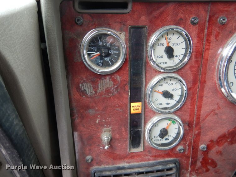 image for item DN2539 2004 International 9400  semi truck