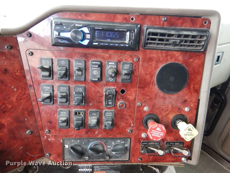 image for item DN2539 2004 International 9400  semi truck