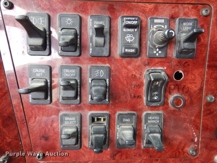 image for item DN2539 2004 International 9400  semi truck