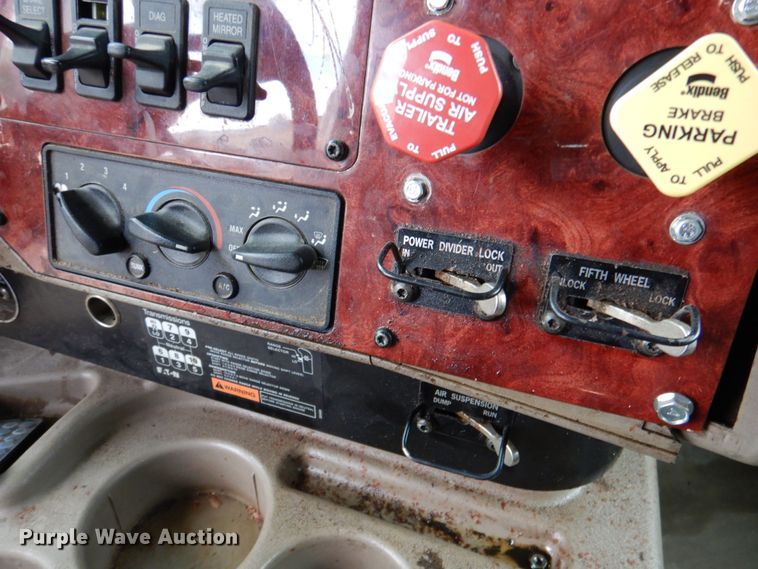 image for item DN2539 2004 International 9400  semi truck