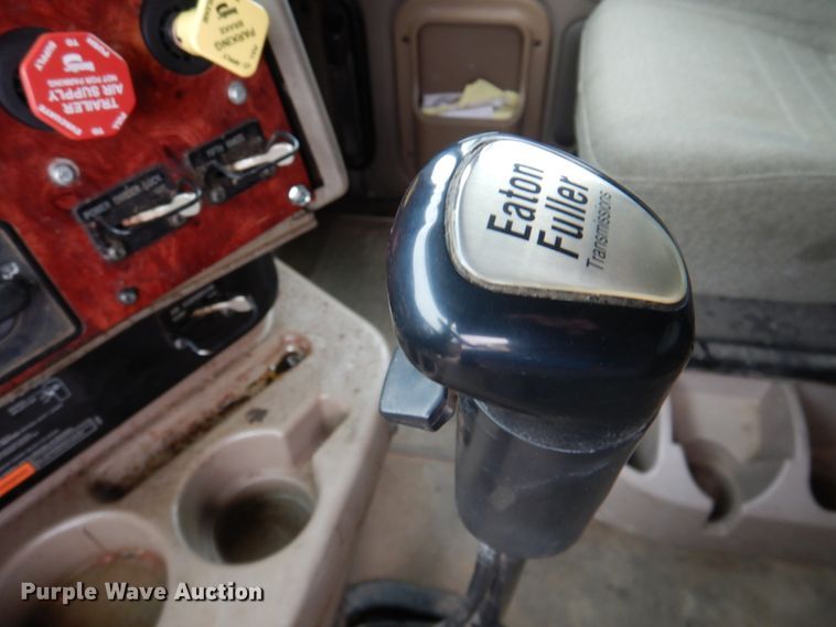 image for item DN2539 2004 International 9400  semi truck