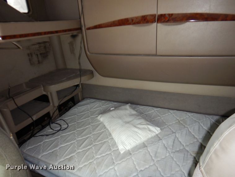 image for item DN2539 2004 International 9400  semi truck