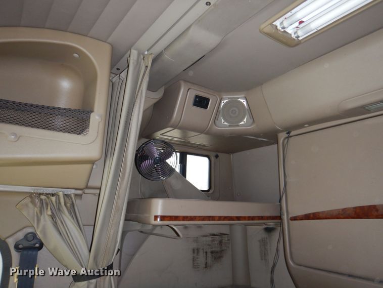 image for item DN2539 2004 International 9400  semi truck