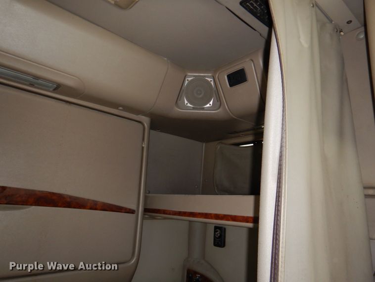 image for item DN2539 2004 International 9400  semi truck