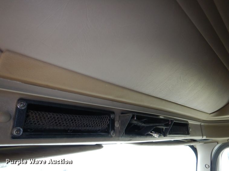 image for item DN2539 2004 International 9400  semi truck