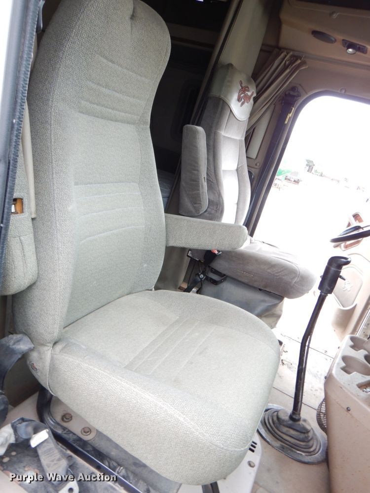 image for item DN2539 2004 International 9400  semi truck