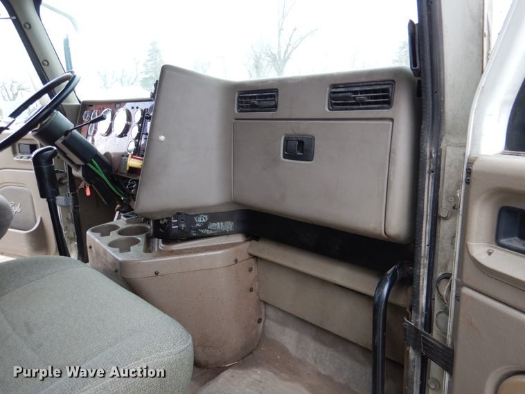 image for item DN2539 2004 International 9400  semi truck