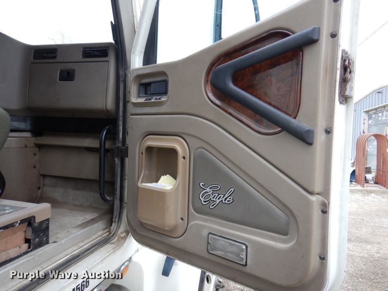 image for item DN2539 2004 International 9400  semi truck