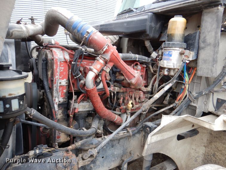 image for item DN2539 2004 International 9400  semi truck