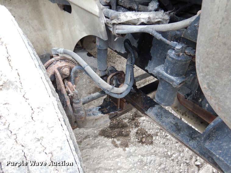 image for item DN2539 2004 International 9400  semi truck