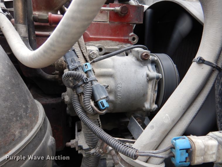 image for item DN2539 2004 International 9400  semi truck