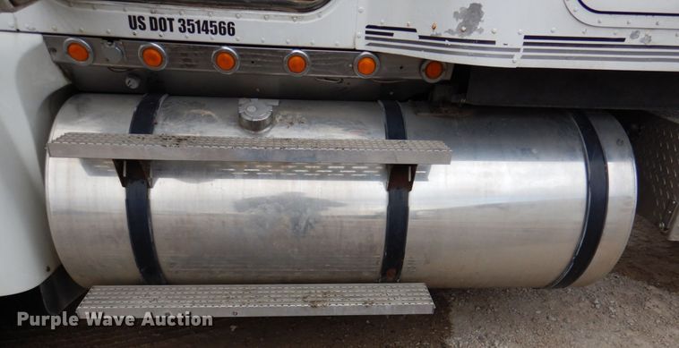 image for item DN2539 2004 International 9400  semi truck