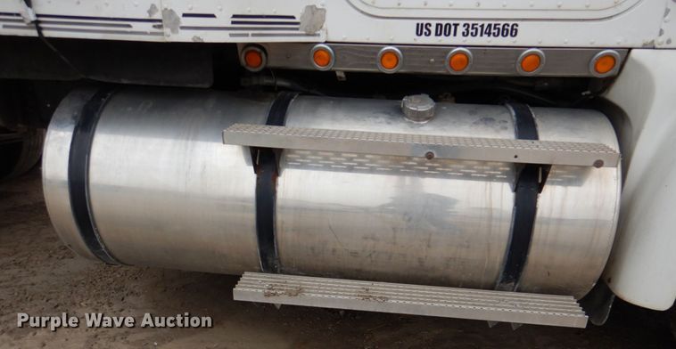 image for item DN2539 2004 International 9400  semi truck