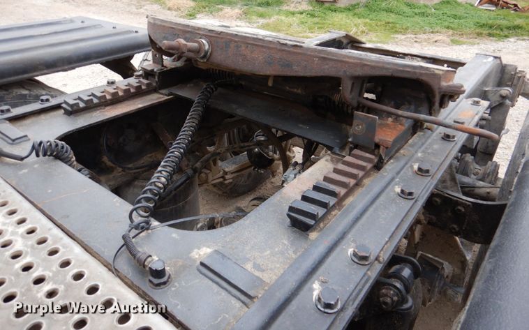 image for item DN2539 2004 International 9400  semi truck