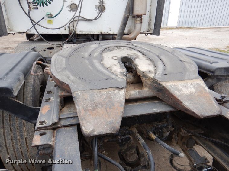 image for item DN2539 2004 International 9400  semi truck