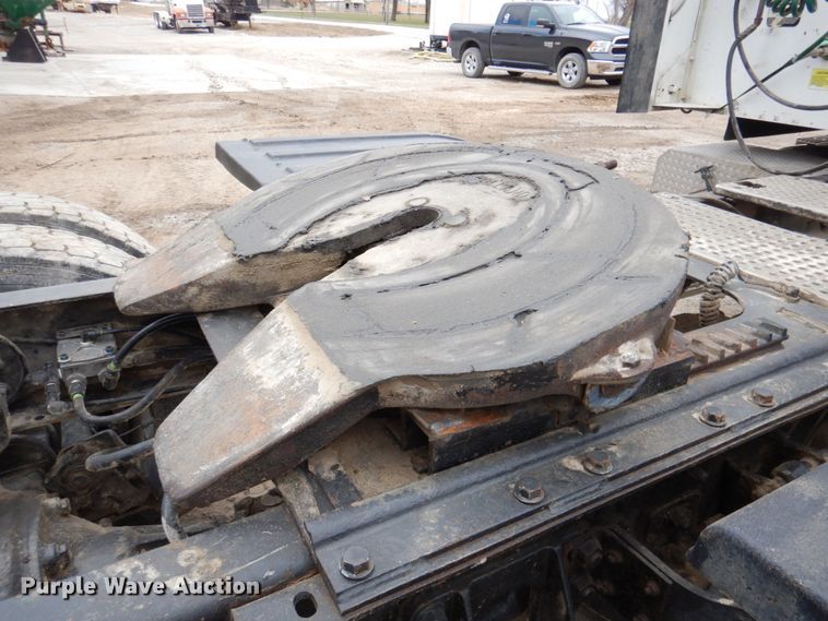 image for item DN2539 2004 International 9400  semi truck