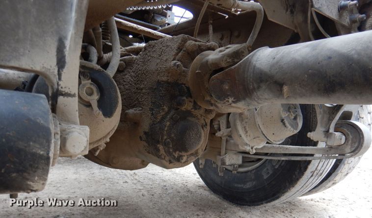 image for item DN2539 2004 International 9400  semi truck