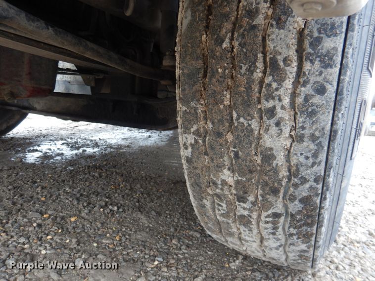 image for item DN2539 2004 International 9400  semi truck