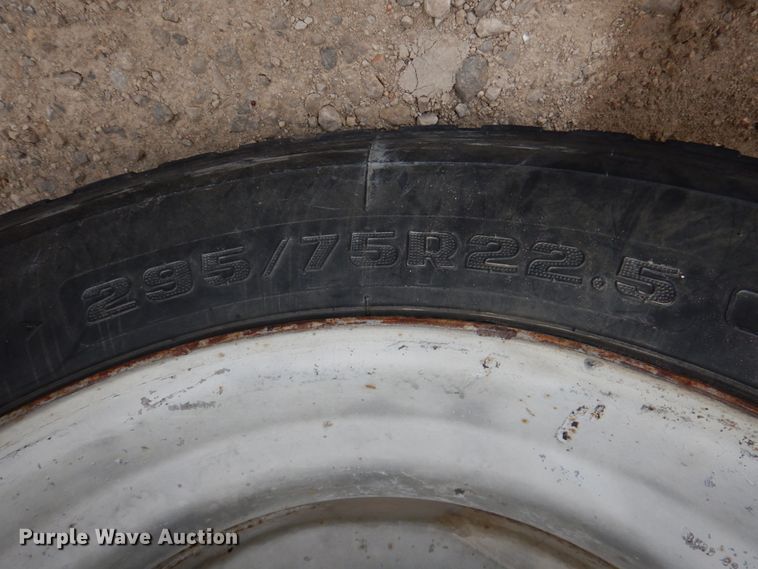 image for item DN2539 2004 International 9400  semi truck