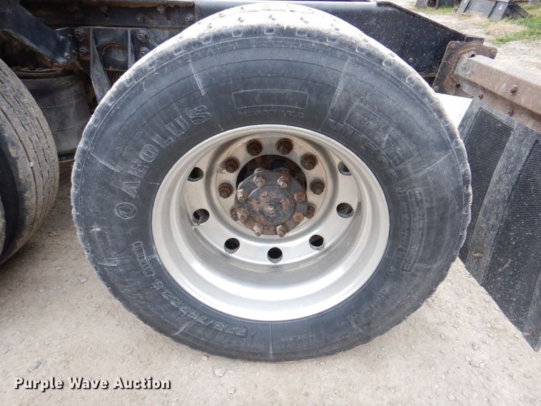 image for item DN2539 2004 International 9400  semi truck