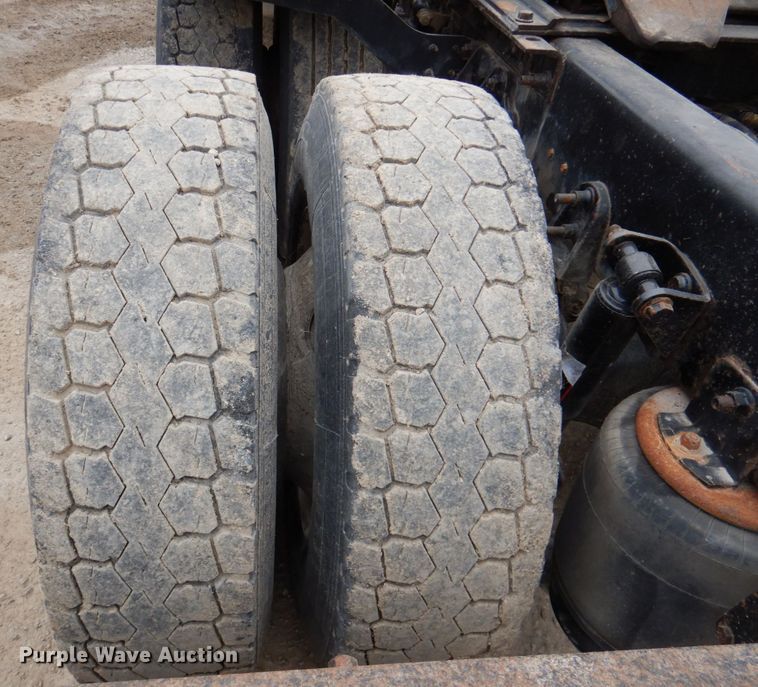 image for item DN2539 2004 International 9400  semi truck