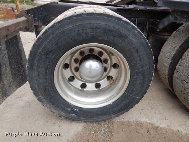 image for item DN2539 2004 International 9400  semi truck