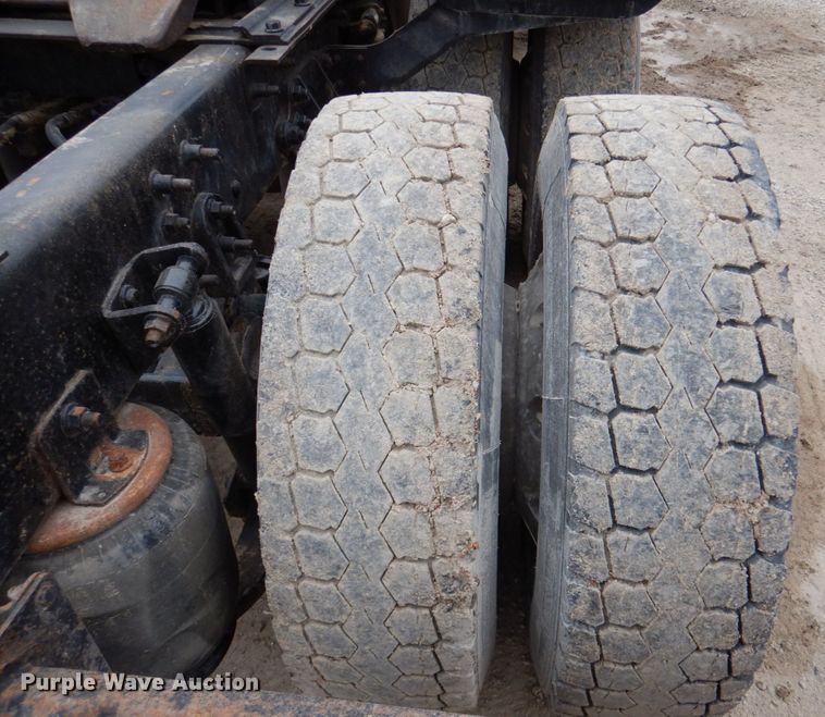 image for item DN2539 2004 International 9400  semi truck