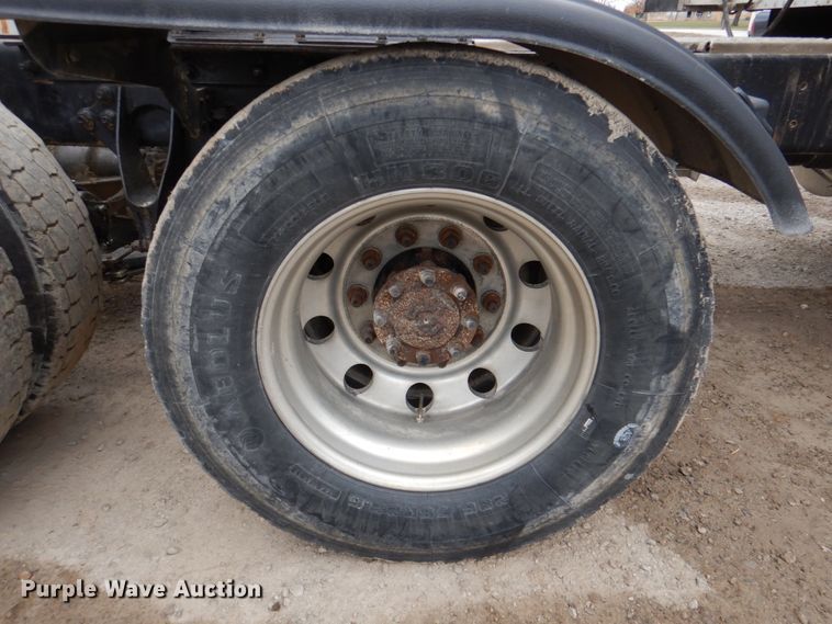 image for item DN2539 2004 International 9400  semi truck