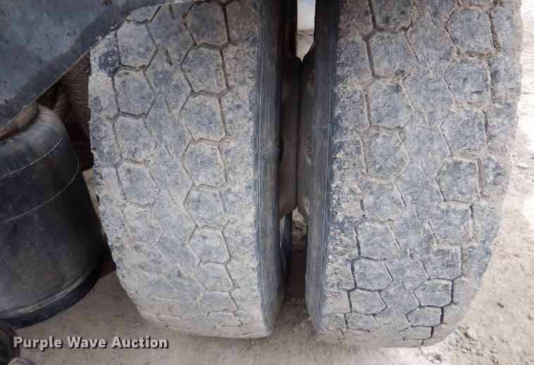 image for item DN2539 2004 International 9400  semi truck