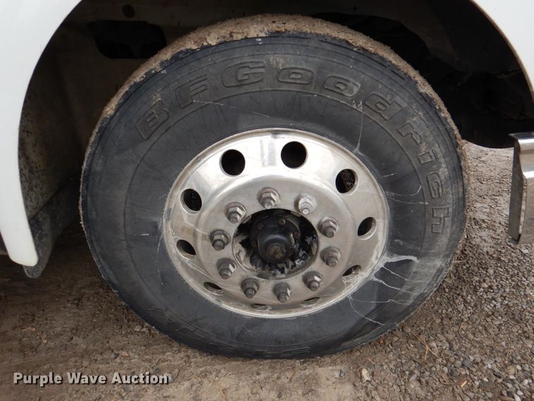 image for item DN2539 2004 International 9400  semi truck