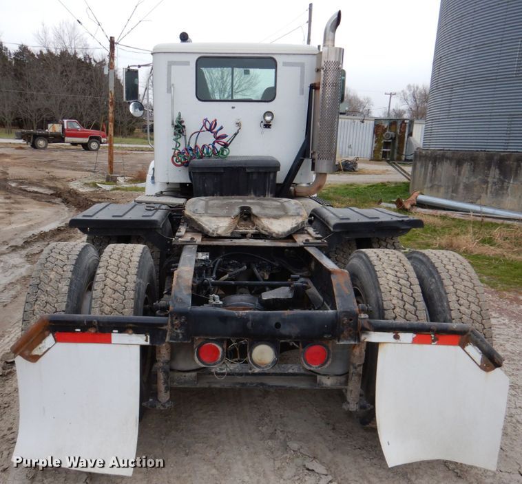 image for item DN2540 1998 International 9100  semi truck