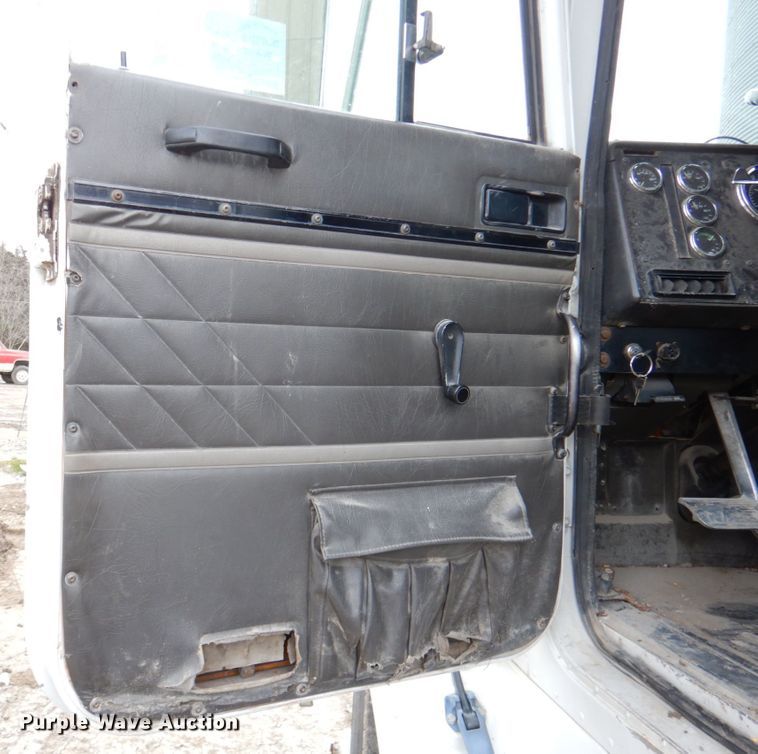 image for item DN2540 1998 International 9100  semi truck