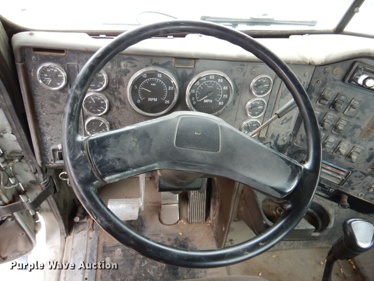 image for item DN2540 1998 International 9100  semi truck