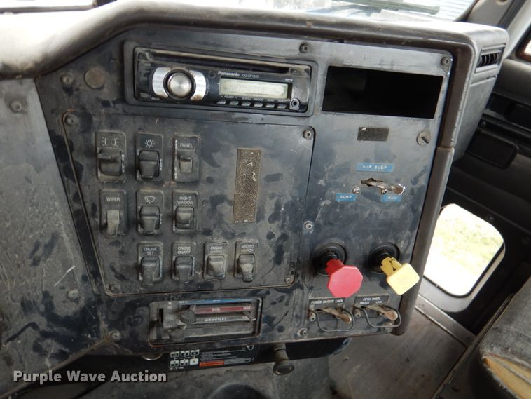 image for item DN2540 1998 International 9100  semi truck