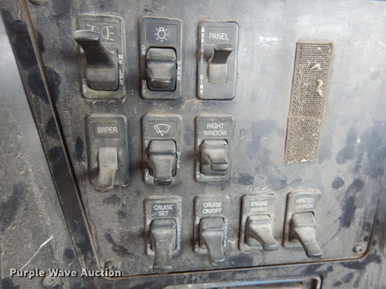 image for item DN2540 1998 International 9100  semi truck