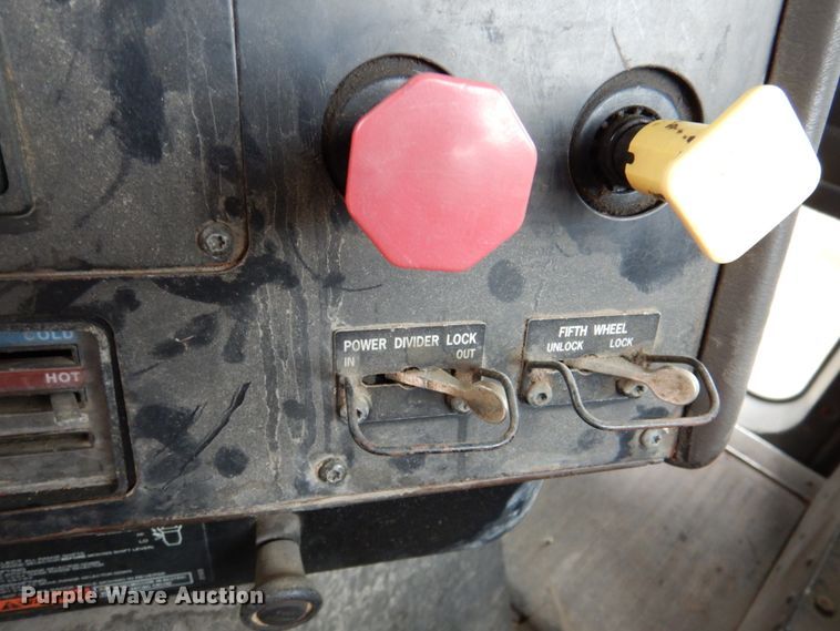 image for item DN2540 1998 International 9100  semi truck